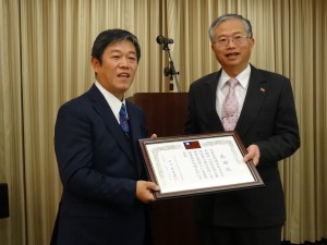 京都華僑總會會長魏禧之代表副會長黃俊清領取感謝狀