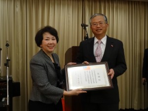 京都華僑總會副會長沈幸齡因協助駐館急難救助 獲贈感謝狀