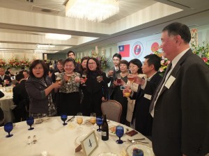 同協会理事らが各テーブルであいさつ