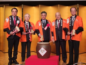 鏡開きをする台湾交通部観光局の謝謂君局長(左1)、日本旅行業協会の田川博己会長(右2)、台北駐日経済文化代表処の沈斯淳代表(右1)