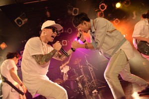 ダブルボーカルのティンティン(左)とガーガー(右) (c)川澤知弘