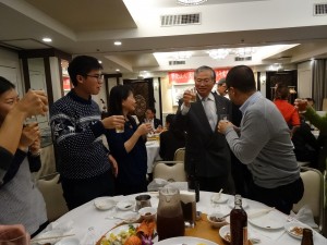 忘年會上 蔡處長巡桌感謝教職員的辛勞