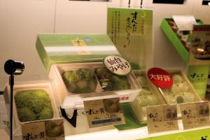 將煮熟的毛豆仔細地磨碎做成餡,裹在年糕上的毛豆餅,結合毛豆的風味和甜味,此外,店家也推出毛豆奶昔搶攻小朋友和女性市場