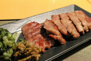 鮮嫩的舌肉烤起來香氣十足,業者選用牛舌部位少有的芯部,吃起來更有口感,是造訪仙台的饕客必嘗餐點