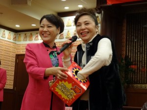 晚會穿插獎品豐富的摸彩活動