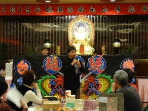金宇園掌中戲劇團 團長趙金統向僑胞介紹傳統布袋戲