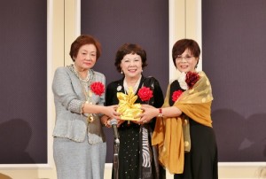 世華總會總會長陳上春監交下,世華日本分會新舊任會長進行交接