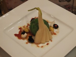 <美意延年>人参、マコモ、百合のヘチマ包み。色彩野菜で五行を表現