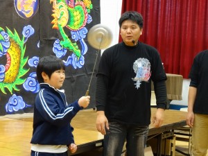 金宇園掌中戲團長趙金統讓大阪中華學校同學體驗轉盤子
