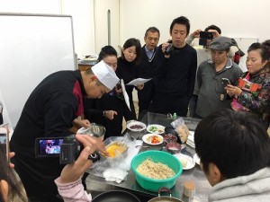 許多關西地區的餐飲業者都到場仔細記錄著主廚示範台南傳統料理作法