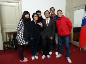 遠道而來的日本影迷與導演合影。(左起高雄市電影館推廣組組長林妍嫻、導演黃靖閔、導演張凱智、擔任翻譯的神戶大學留學生劉靈均及日本影迷)