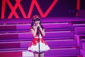 1台灣女孩馬嘉伶成為AKB48首位外籍研究生,12月15日在東京舉辦的AKB紅白對抗歌合戰開場前首次登台向歌迷打招呼(照片提供:AKS)