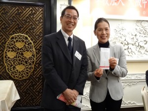 東京中華學校副理事長暨近大校友會在日中華民國支部會長張碧華贈寄付金給大阪中華學校