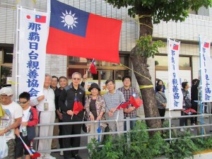 駐那霸辦事處處長蘇啟誠(圖右2)偕同駐處人員和僑民及那霸日台親善協會幹部,沿途為選手加油聲援