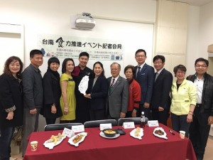台南市台日友好交流協會理事長郭貞慧(左4)帶著阿霞飯店主廚吳健豪(左5)到大阪行銷台南美食,大阪中華學校校長陳雪霞(左6)亦出席參加