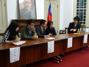 座談會上,神戶大學副教授樋口大祐(右1)擔任影片解說,並向出席兩位導演張凱智(左2)黃靖閔(右2)提問