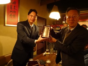 駐大阪辦事處新處長張仁久(左)贈神戶華僑總會會長陸超見面禮