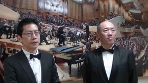 左:高醫校友合唱團團長黃欽盛與指揮汪清劭讚賞日本演出環境