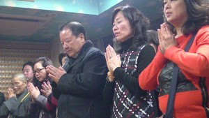 媽祖廟董事長詹德薰〈右3〉代表連昭惠〈右2〉與信眾們虔誠祝禱