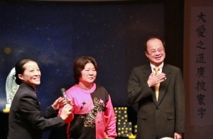 駐日代表沈斯淳（右）出席慈濟日本分會活動，鼓勵旅居在常總市遭受洪害的台灣僑民森優妃（中）