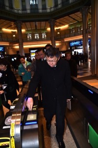 台北市長柯文哲參訪東京車站，體驗刷票進站（照片提供：台北市政府）