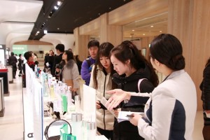 １月２７日開幕當天有許多外國旅客在化妝品區消費購物