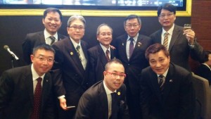 台北市長柯文哲(後排右2)與駐大阪辦事處處長張仁久(後排右1)、大阪中華總會會長洪勝信(後排中央)及理事合影