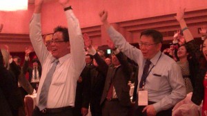 左:橫濱台灣同鄉會會長鄭尊仁與柯文哲市長高呼中華民國萬歲口號