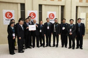 台北市長柯文哲(右8)率領市府團隊,和台北市政顧問謝長廷(右6)等人拜會東京都知事舛添要一(右7)