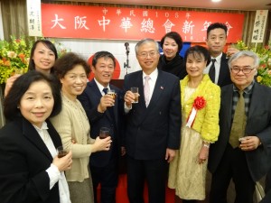 京都華僑總會與蔡處長伉儷合影