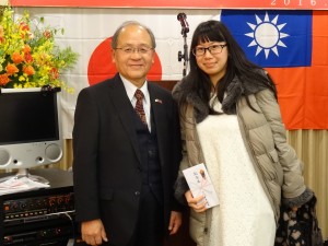會長 洪勝信贈成年賀禮給僑界子弟郭力嘉