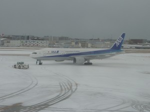 ①雪の福岡空港