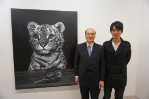 台湾文化センターの朱文清センター長（左）も個展を鑑賞した