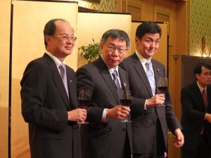 左から台北駐日経済文化代表処の沈斯淳代表、柯文哲台北市長、衆議院の岸信夫議員