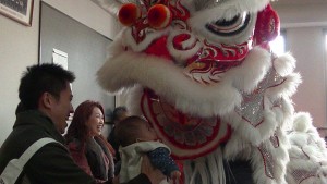 舞獅在京濱三江公所逗弄僑民小嬰兒