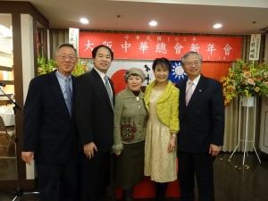 神戶華僑總會與蔡處長伉儷合影