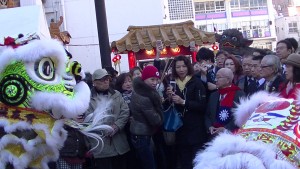 橫濱僑領們在關帝廟看舞獅