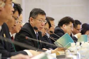 台北市長柯文哲在駐日代表沈斯淳的陪同下,率市府團隊聆聽東京都知事介紹東京主要建設