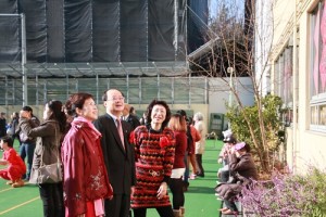 東京中華學校校友會會長陳櫻芳(右)向駐日代表沈斯淳伉儷介紹學生的春節佈置