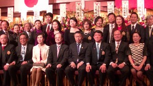 台北市長柯文哲與橫濱僑領代表處官員合照