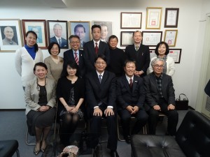 新任駐大阪辦事處 處長 張仁久伉儷(前排右3、右4)與京都華僑總會理監事合影