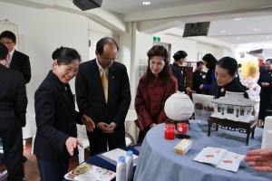慈濟日本分會執行長許麗香（左１）向駐日代表沈斯淳伉儷介紹慈濟人在日本各地進行關懷的活動