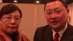 左：千葉縣中華總會事務局王靜薇 監事黃子昇說明僑會活動
