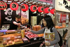 有部分攤位也會提供試吃的機會,讓民眾嘗鮮