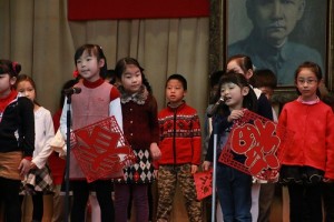 小一同學以歌謠表演新年吉祥話