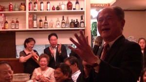 右:代表處橫濱分處處長粘信士台語念歌 大家反應熱烈