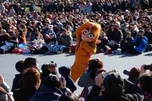 阿布猴也現身新年遊行,活潑地跟民眾互動