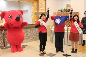 企画担当の余紀萱さん(左)と千葉県議会の西田三十五議員(中央)