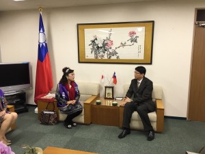 駐大阪辦事處處長張仁久與名譽會長謝美香交換意見