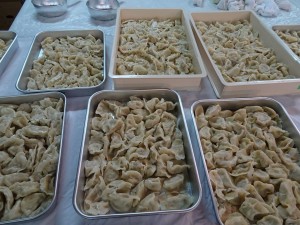 關西生命線志工花費半天時間包了上千個手工水餃